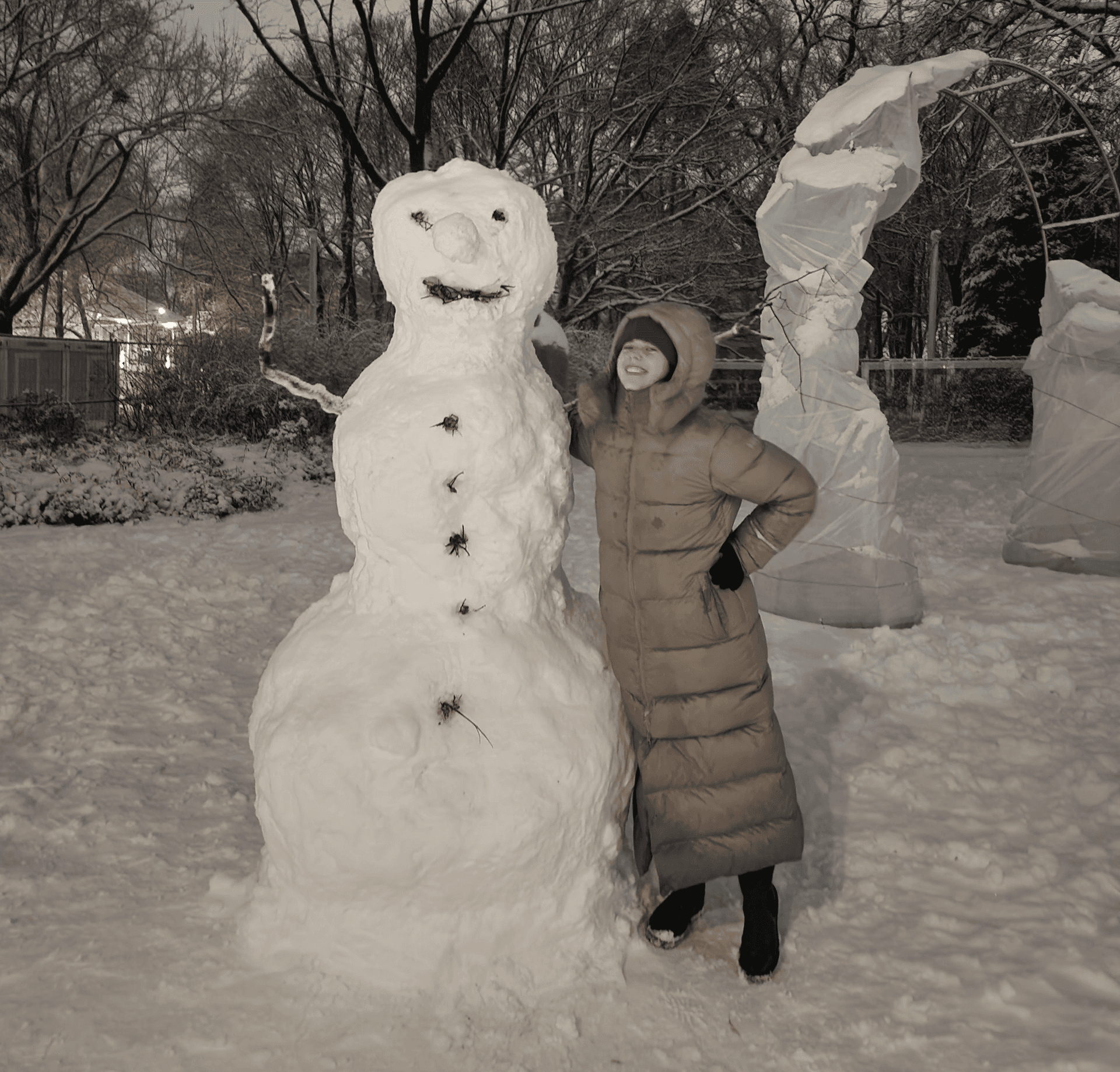 Barbora Sharrock žiemą prie sniego senio