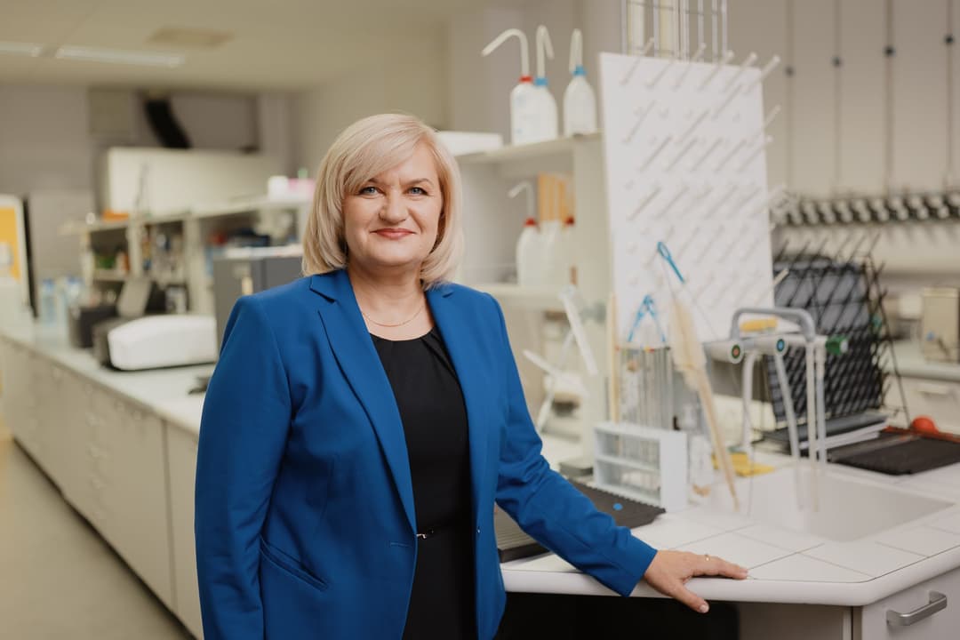 VU profesorė Almira Ramanavičienė laboratorijoje