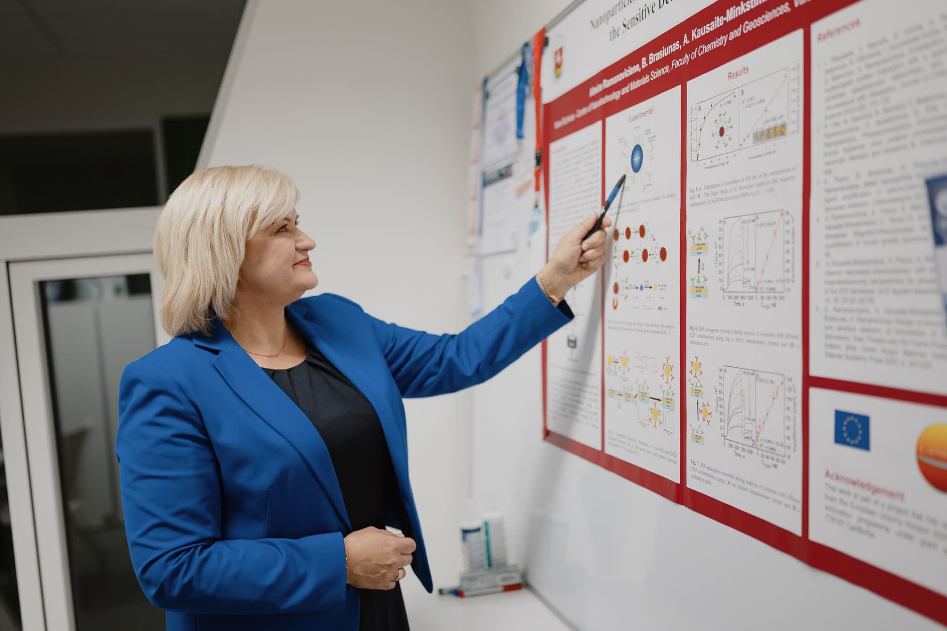 VU Profesorė Almira Ramanavičienė prie tyrimų infografikų