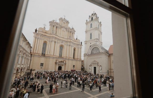 Vilniaus universiteto kiemelis matomas pro VU langą
